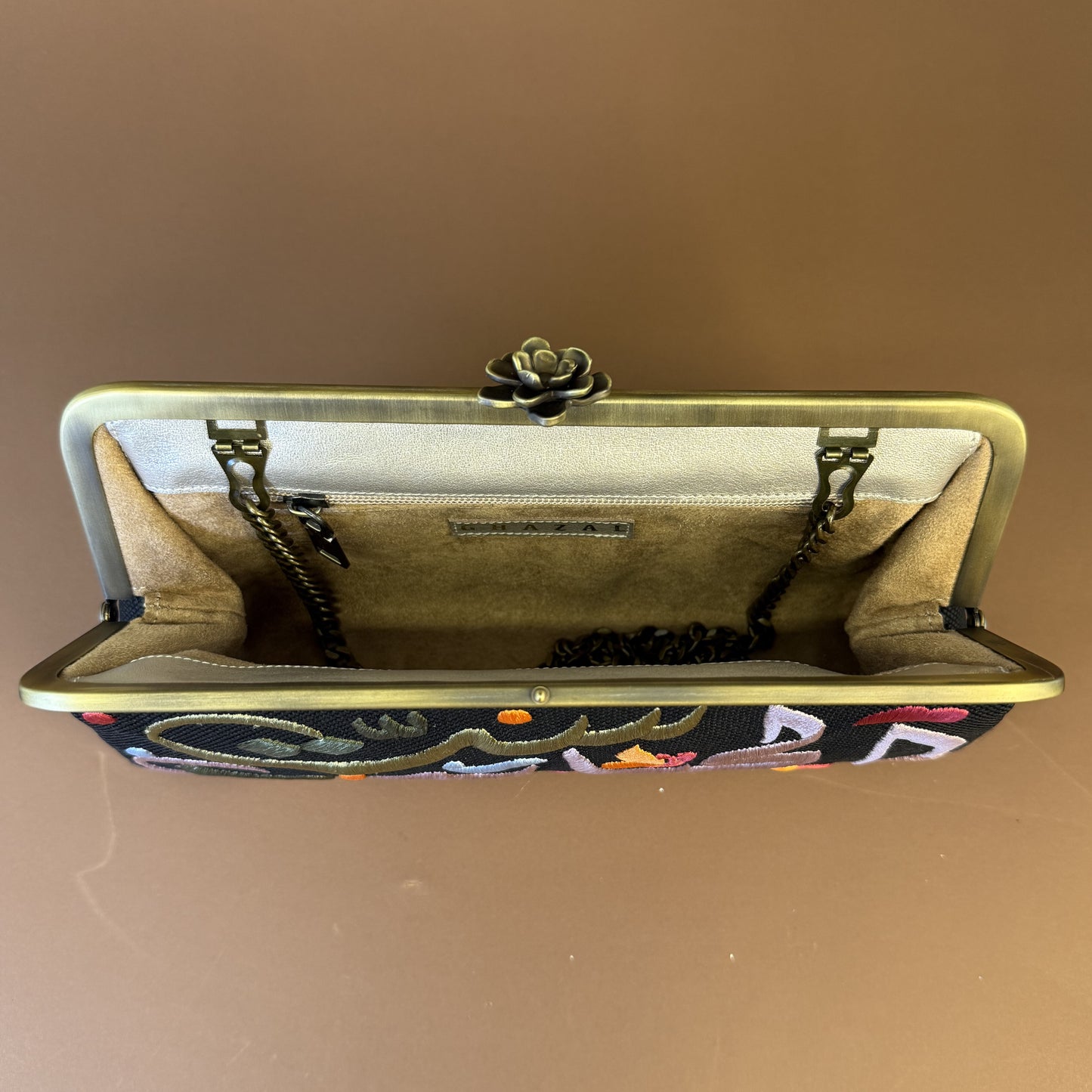 SETT EL HABAYEB CLUTCH