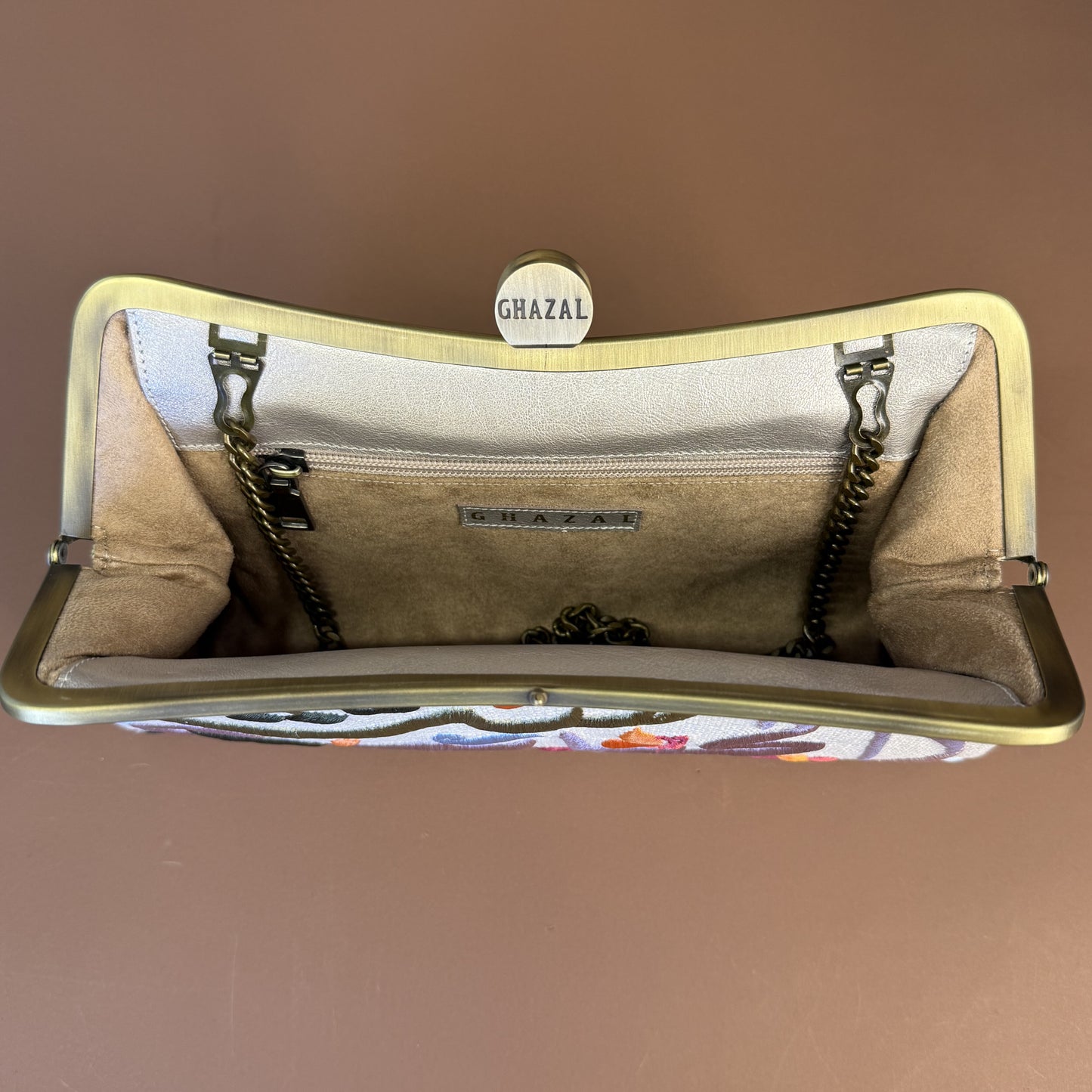 SETT EL HABAYEB CLUTCH
