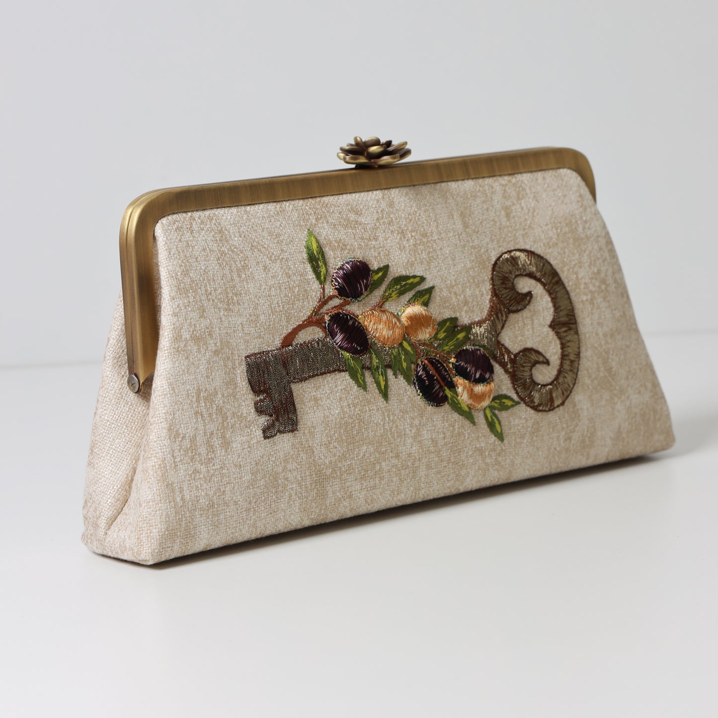 MOFTAH AL AAWDAH CLUTCH