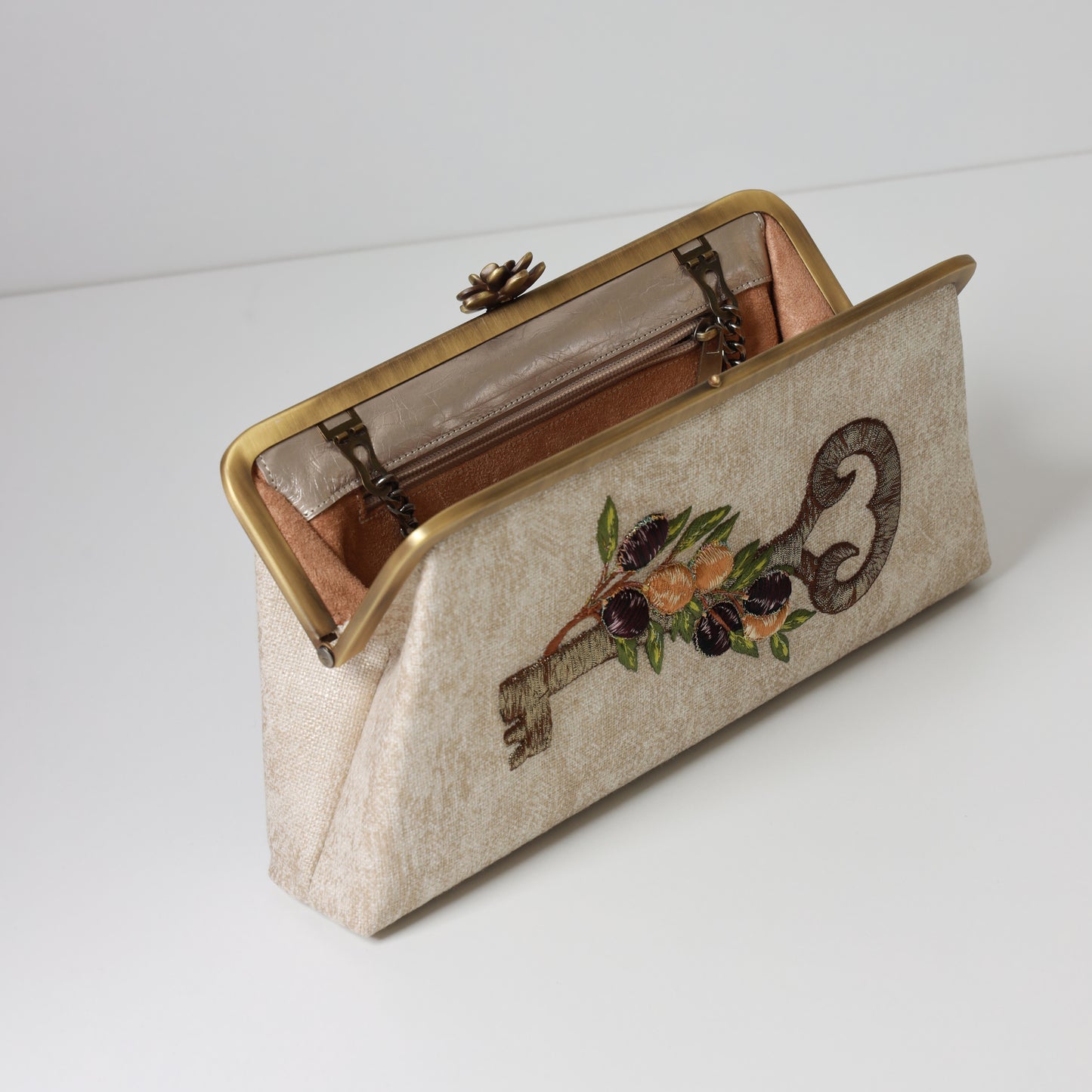 MOFTAH AL AAWDAH CLUTCH