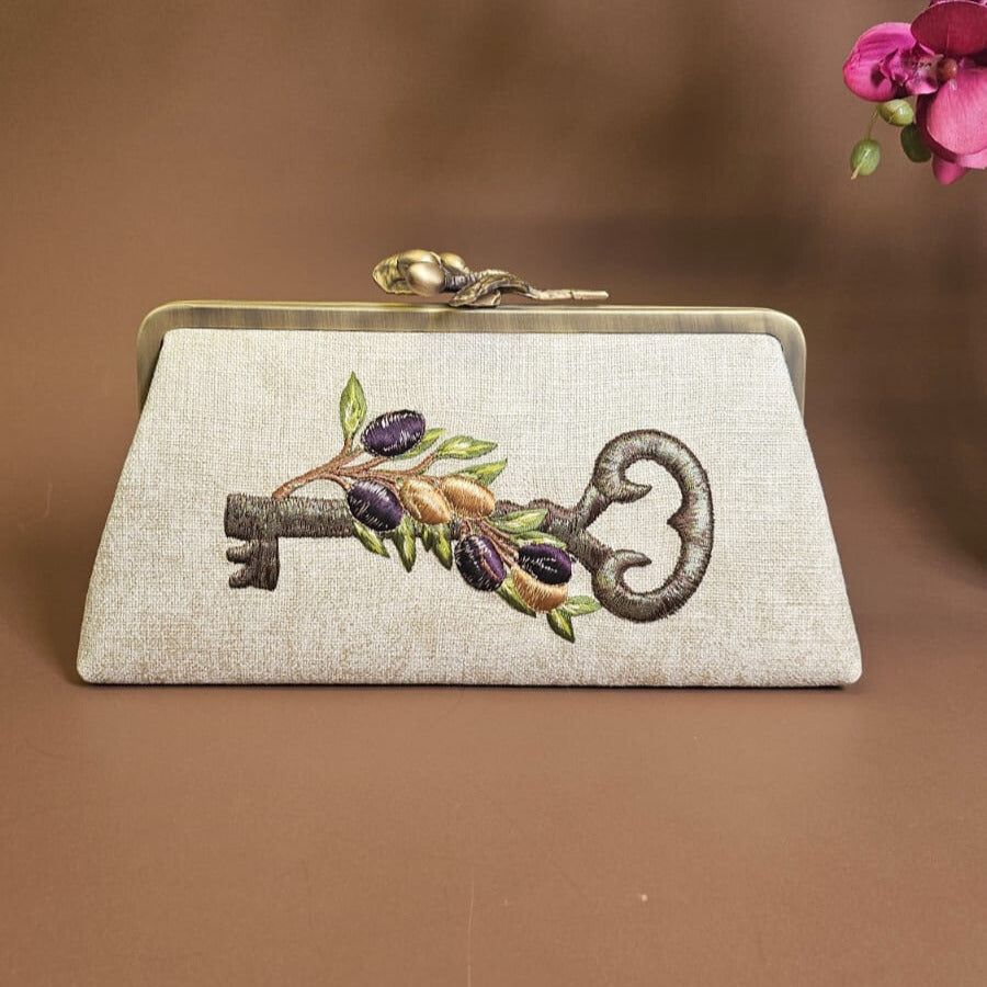 MOFTAH AL AAWDAH CLUTCH