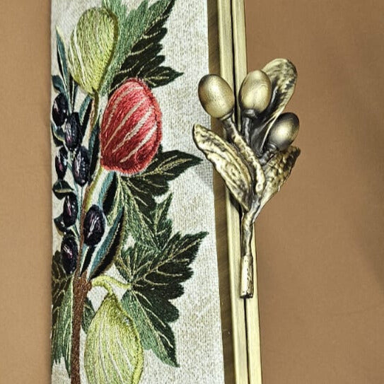 "والتين والزيتون" CLUTCH