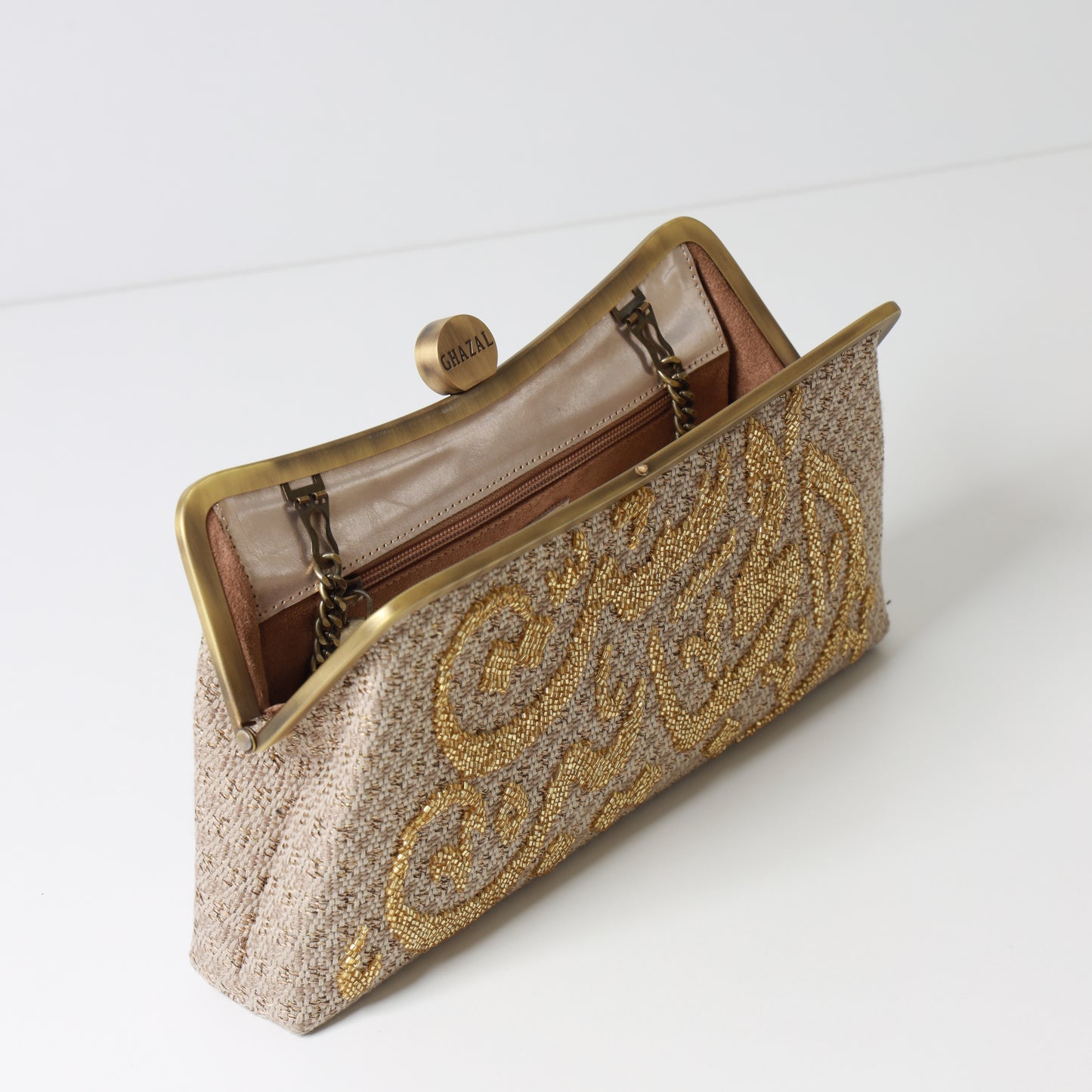 SETT EL HABAYEB CLUTCH